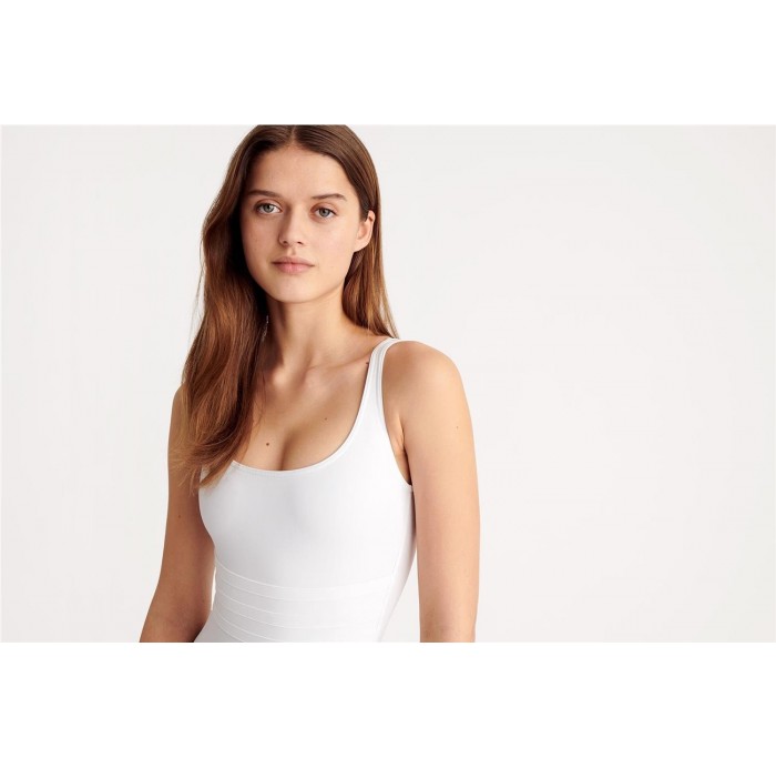 Bañador
- Escote redondeado
- Bandas...