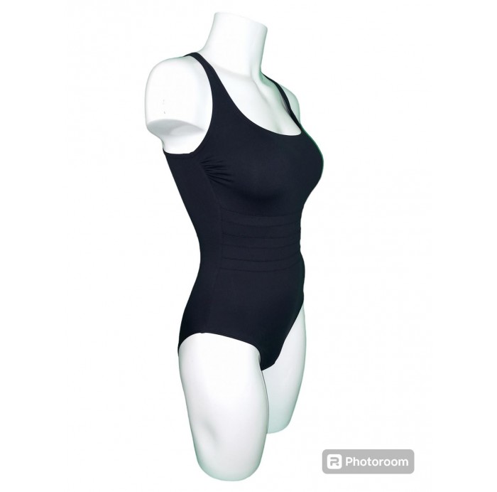 Bañador
- Escote redondeado
- Bandas...