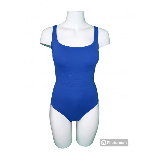 Bañador
- Escote...