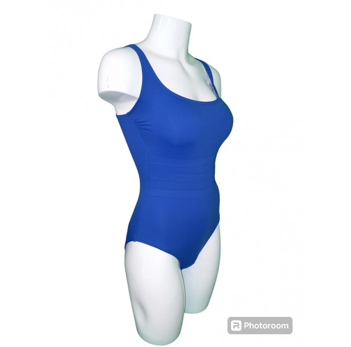 Bañador
- Escote redondeado
- Bandas...