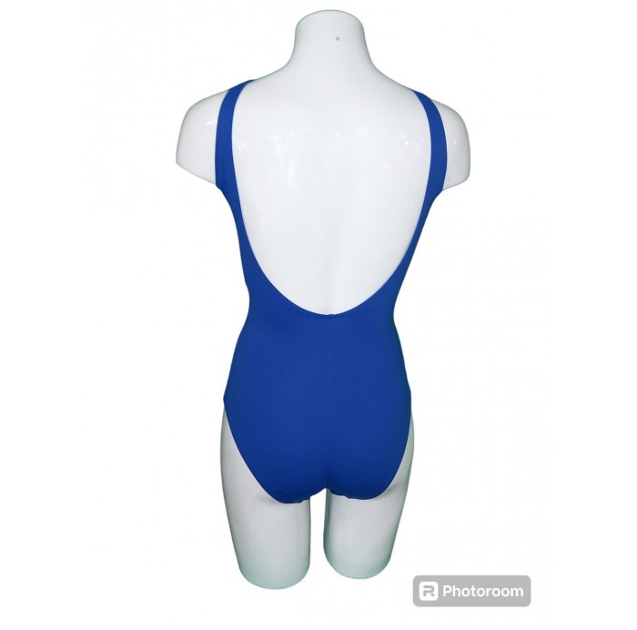 Bañador
- Escote redondeado
- Bandas...