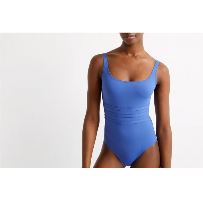 Bañador
- Escote redondeado
- Bandas...