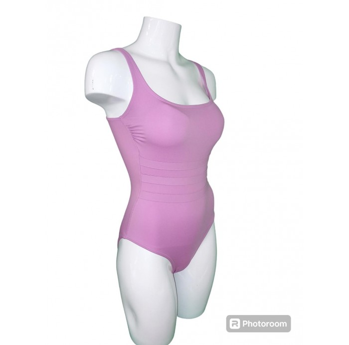 Bañador
- Escote redondeado
- Bandas...