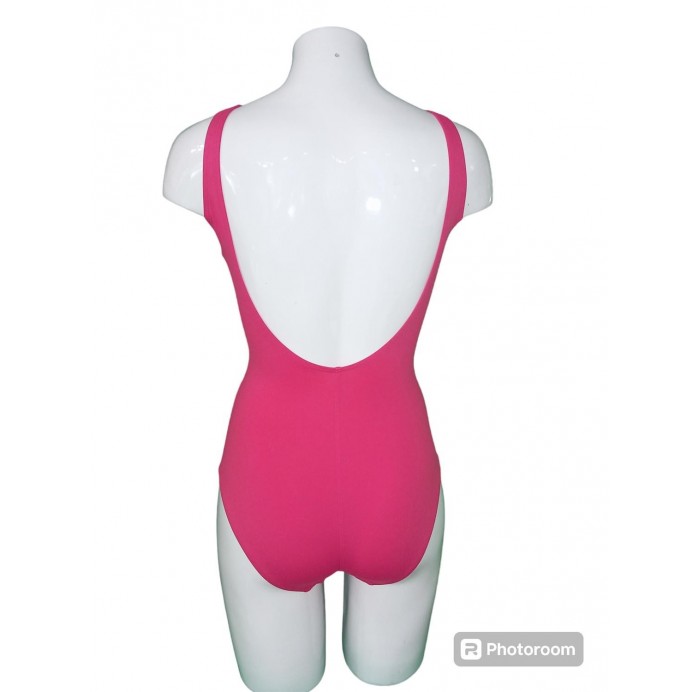 Bañador
- Escote redondeado
- Bandas...