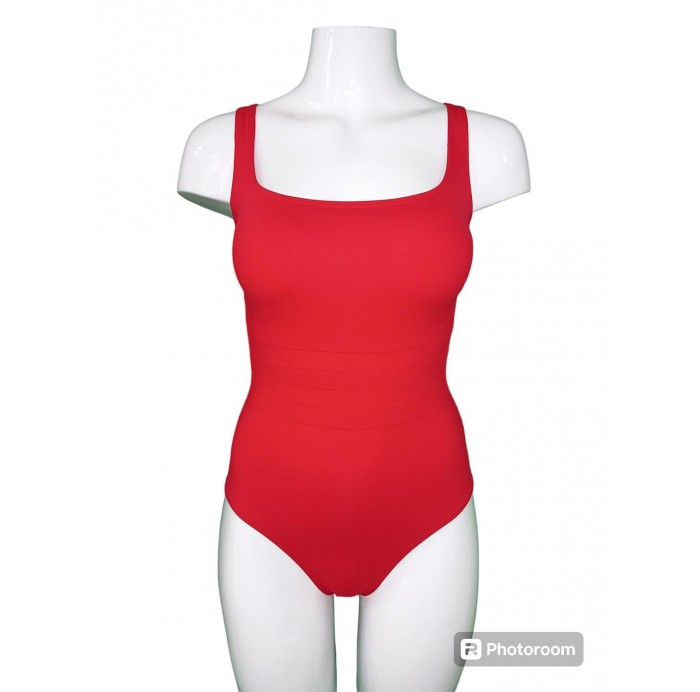 Bañador
- Escote redondeado
- Bandas...