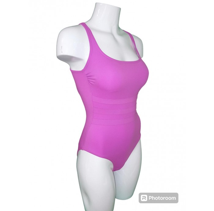 Bañador
- Escote redondeado
- Bandas...