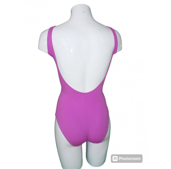 Bañador
- Escote redondeado
- Bandas...