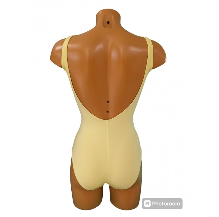 Bañador
- Escote redondeado
- Bandas...