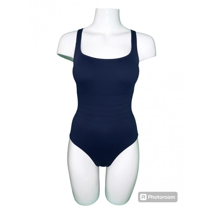 Bañador
- Escote redondeado
- Bandas...