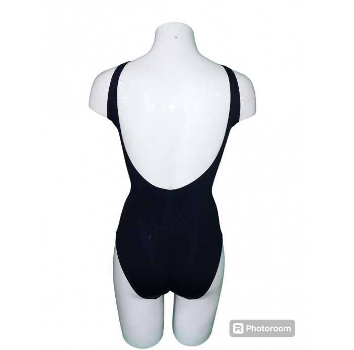 Bañador
- Escote redondeado
- Bandas...