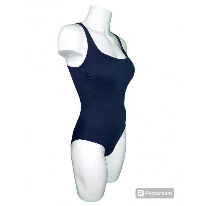 Bañador
- Escote redondeado
- Bandas...