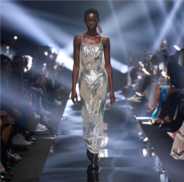 Vestido Red Carpet de tul bordado con... Vestido Red Carpet de tul bordado con...