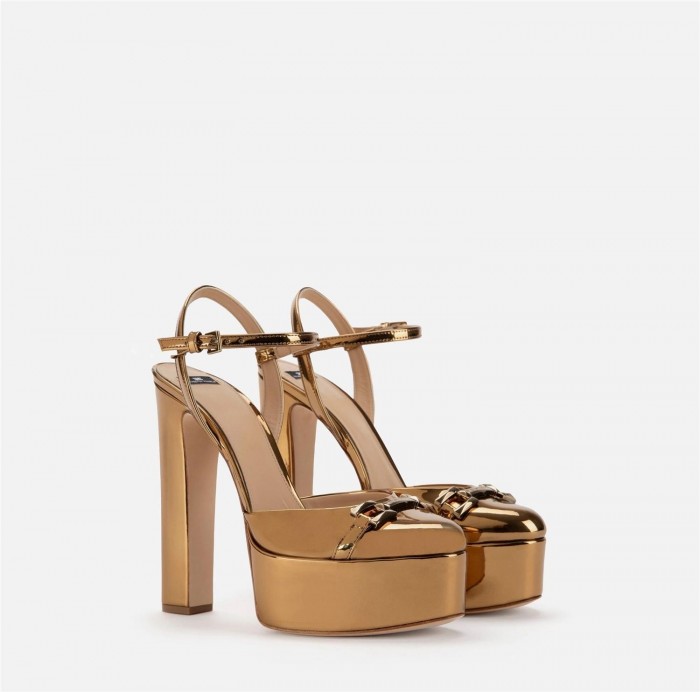 Platform sandal in metallic fabric....