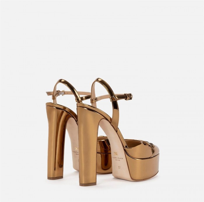 Platform sandal in metallic fabric....